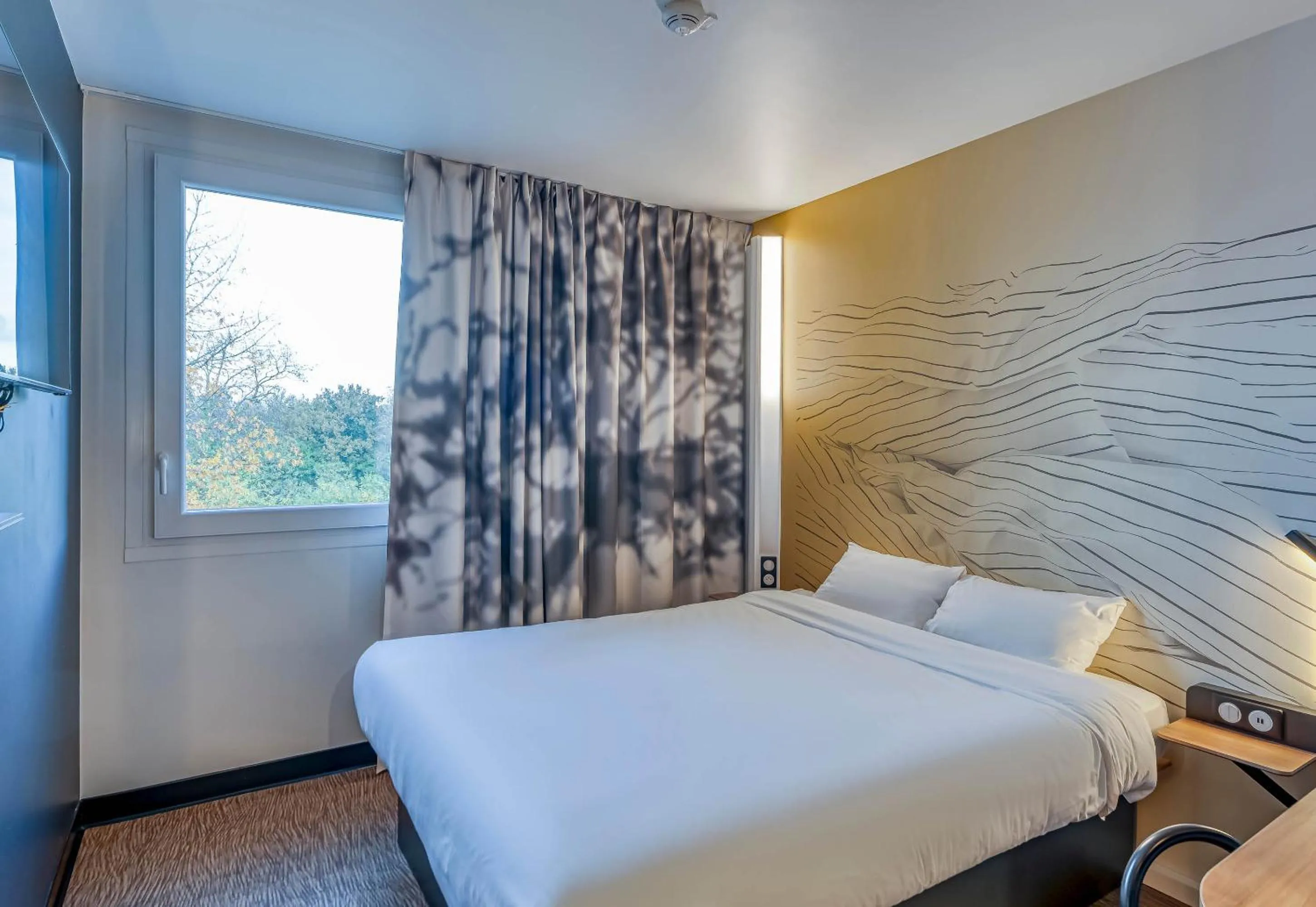 Bedroom, Bed in B&B HOTEL Bordeaux Saint André de Cubzac