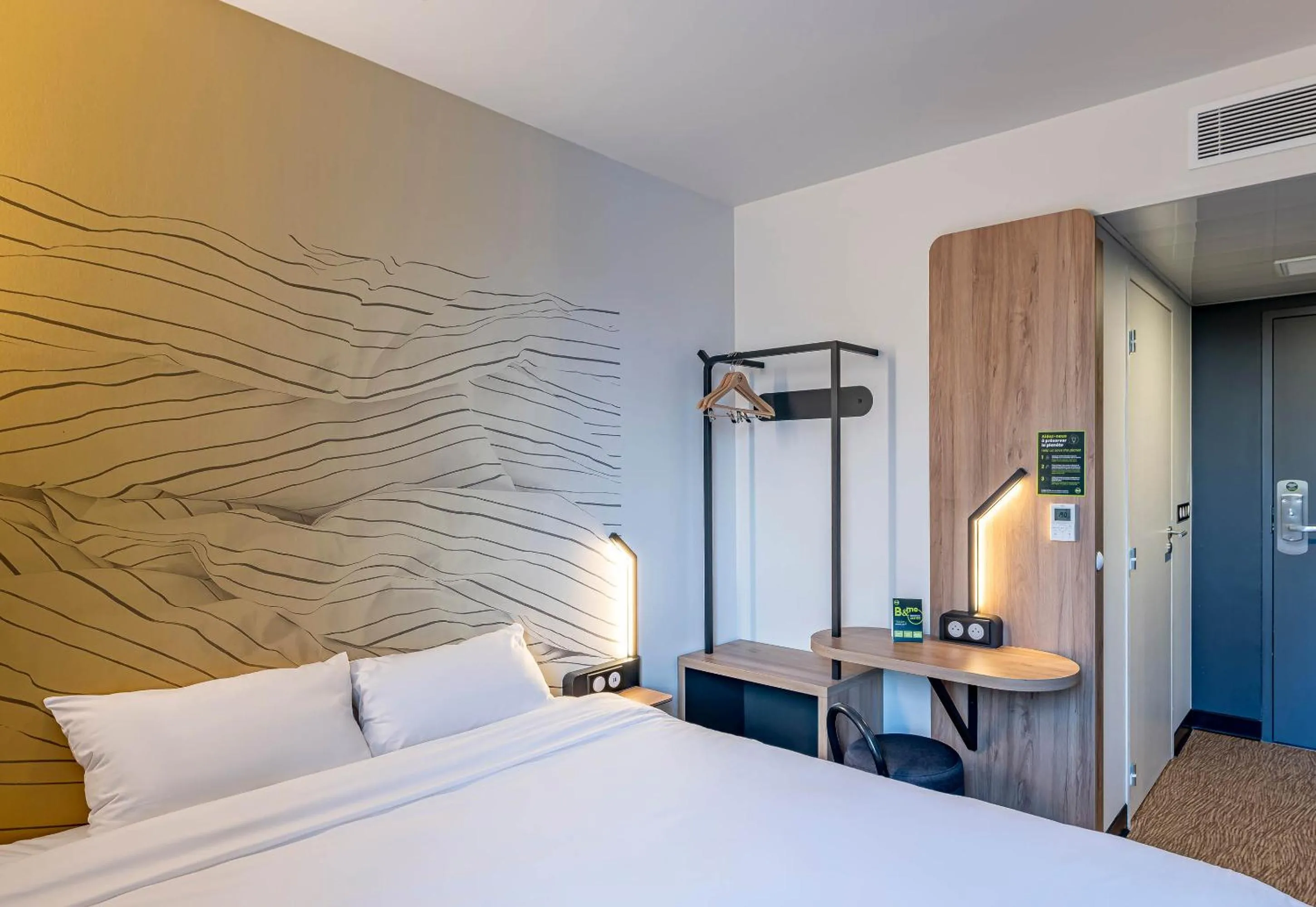 Bedroom, Bed in B&B HOTEL Bordeaux Saint André de Cubzac