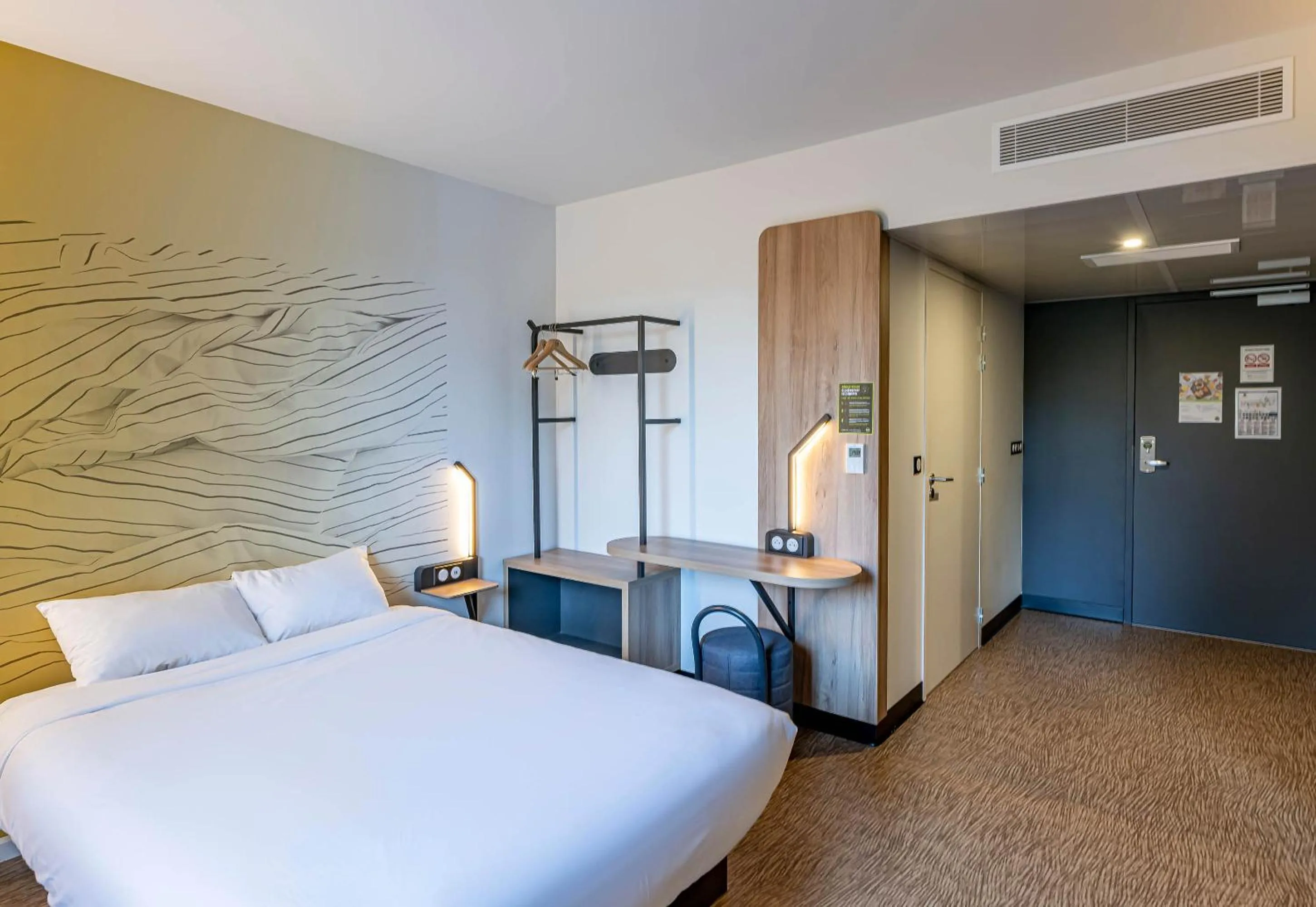 Bedroom, Bed in B&B HOTEL Bordeaux Saint André de Cubzac