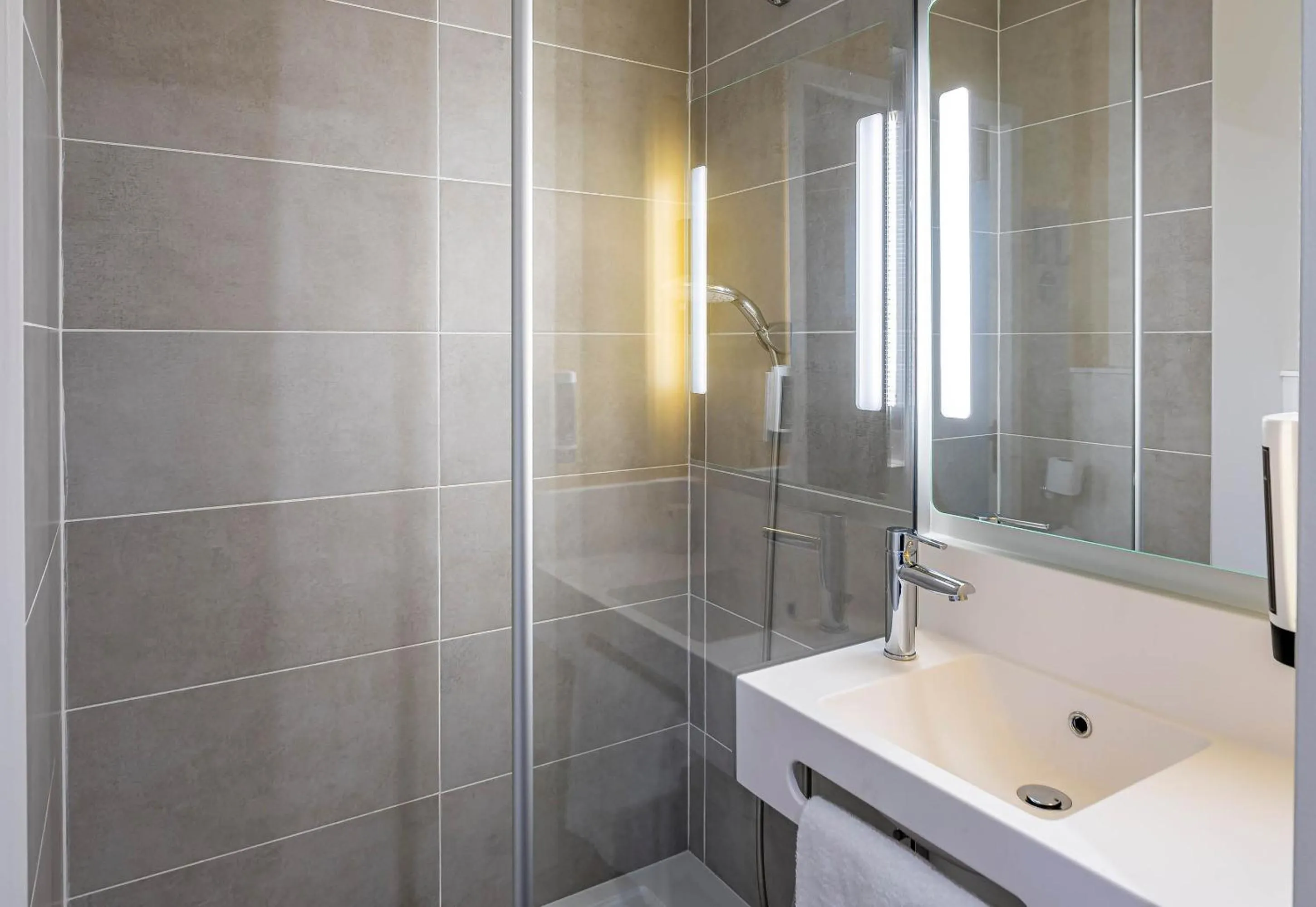 Bathroom in B&B HOTEL Bordeaux Saint André de Cubzac