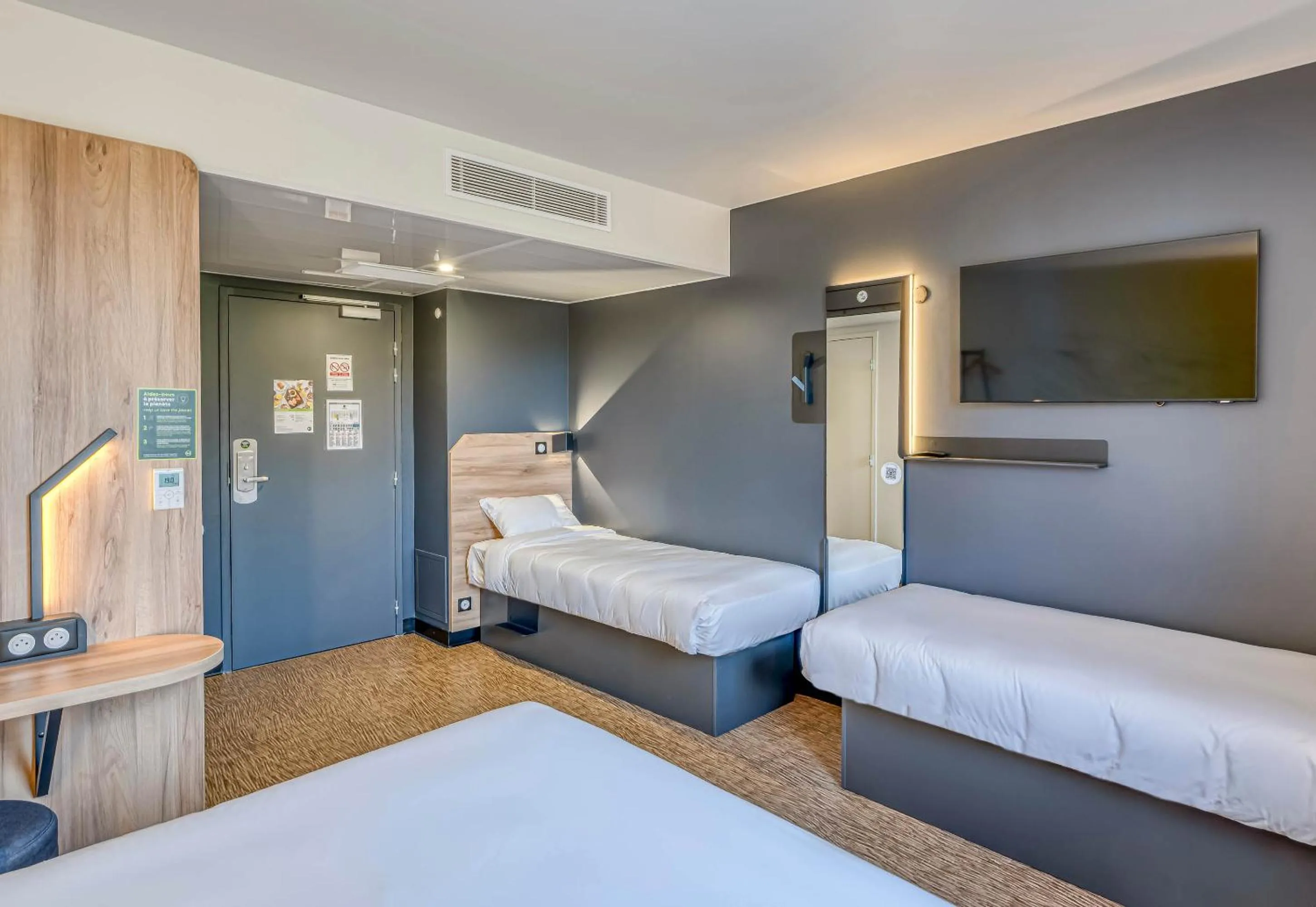 Bedroom, Bed in B&B HOTEL Bordeaux Saint André de Cubzac