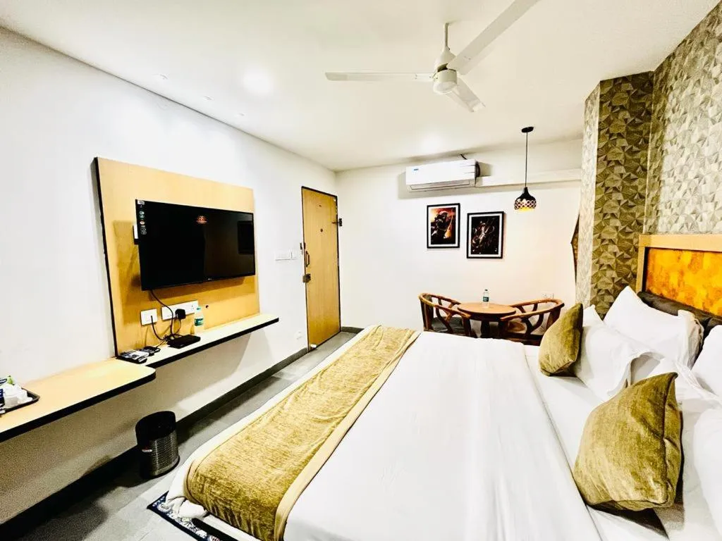 Communal lounge/ TV room, Bed in Hotel Lake View Airport zone