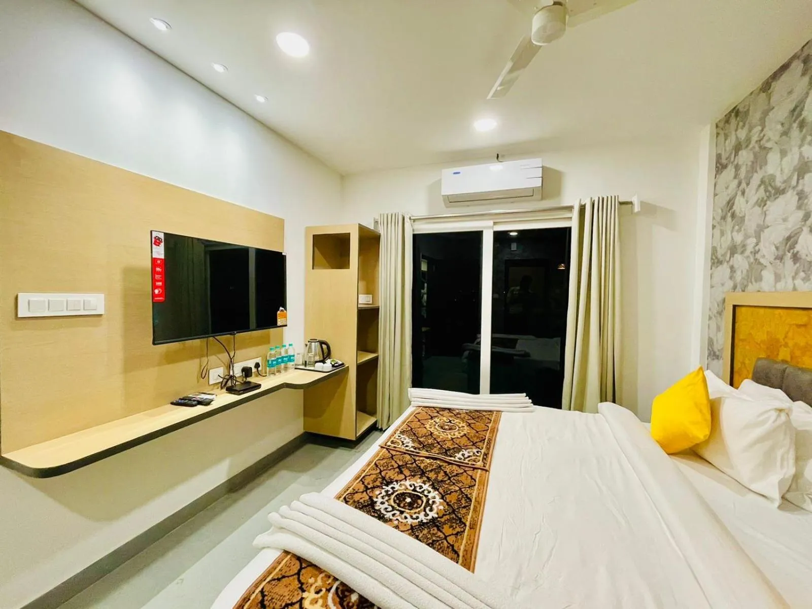 Bed in Hotel Lake View Airport zone