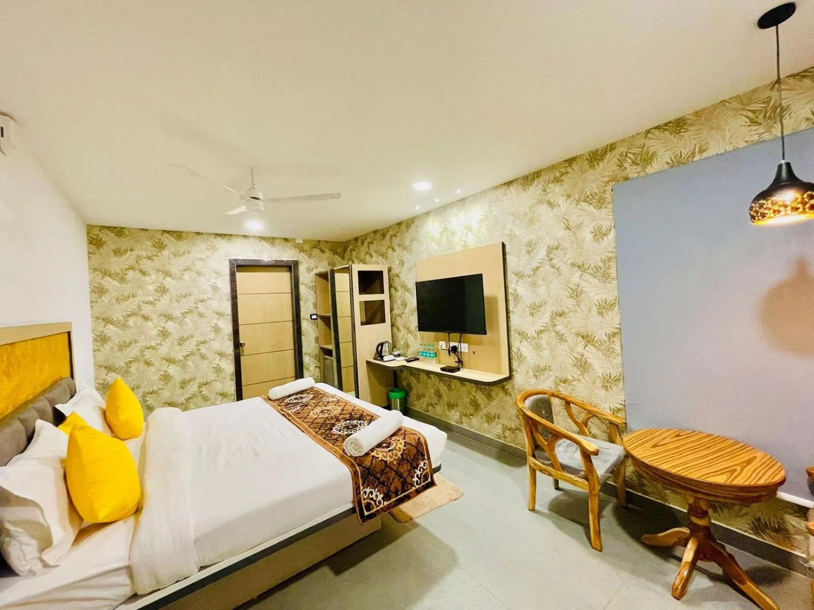 Bed in Hotel Lake View Airport zone