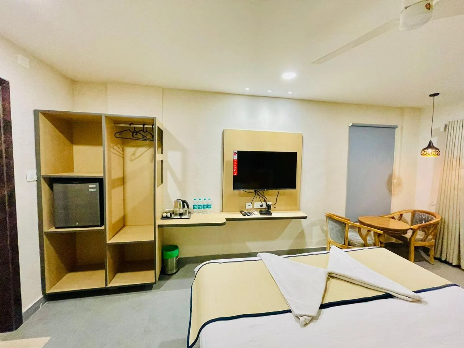 Bed in Hotel Lake View Airport zone