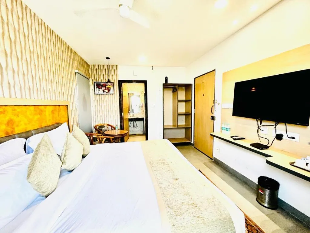 Communal lounge/ TV room, Bed in Hotel Lake View Airport zone