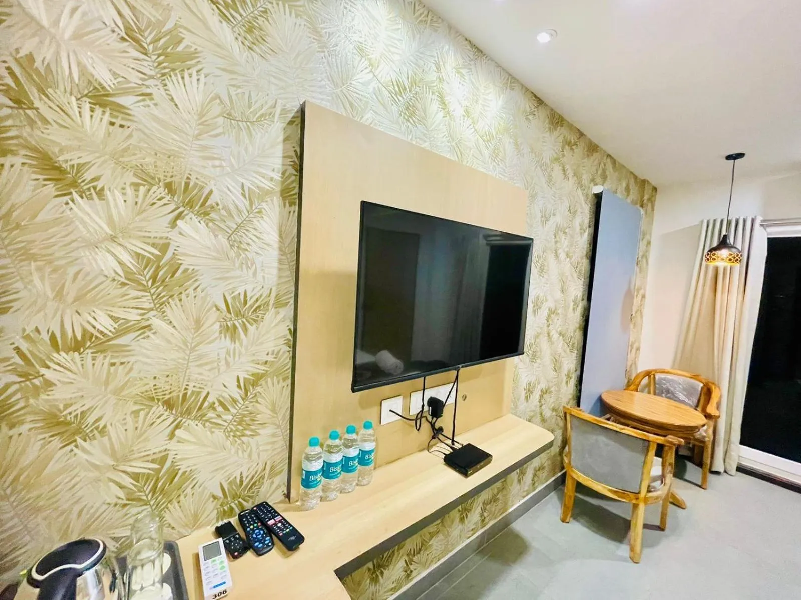 TV and multimedia in Hotel Lake View Airport zone