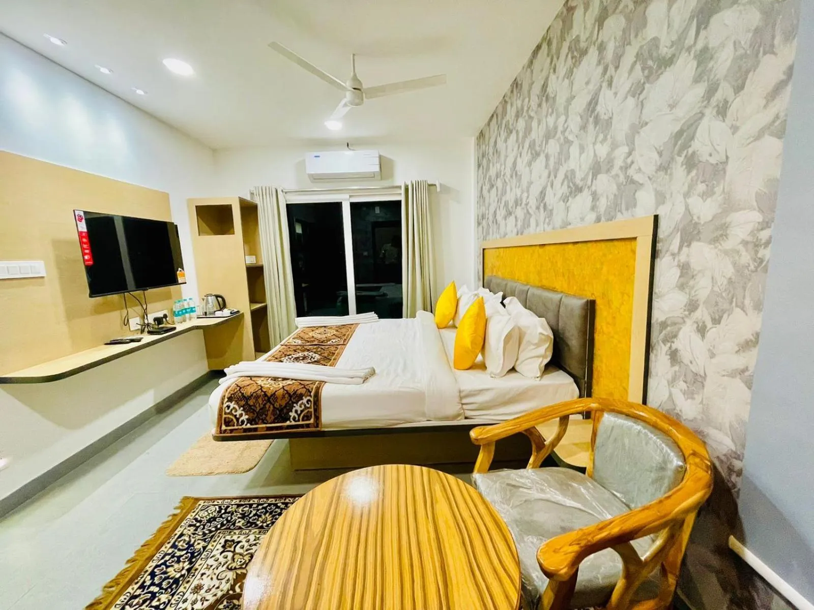 Bed in Hotel Lake View Airport zone