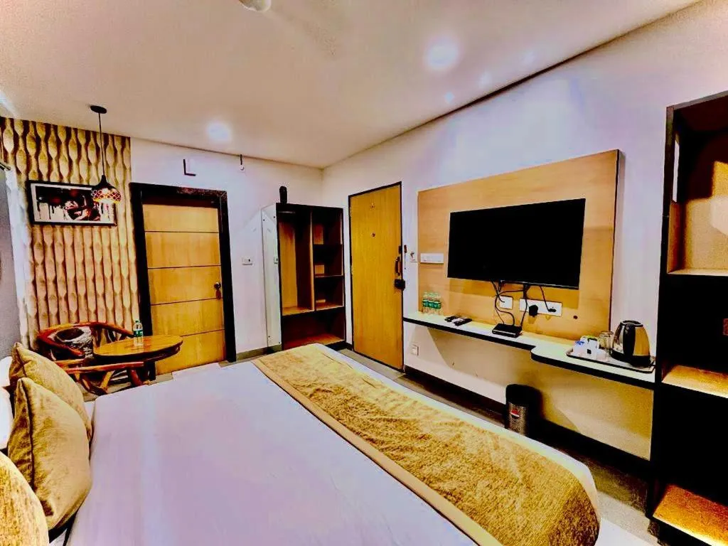 Photo of the whole room, Bed in Hotel Lake View Airport zone