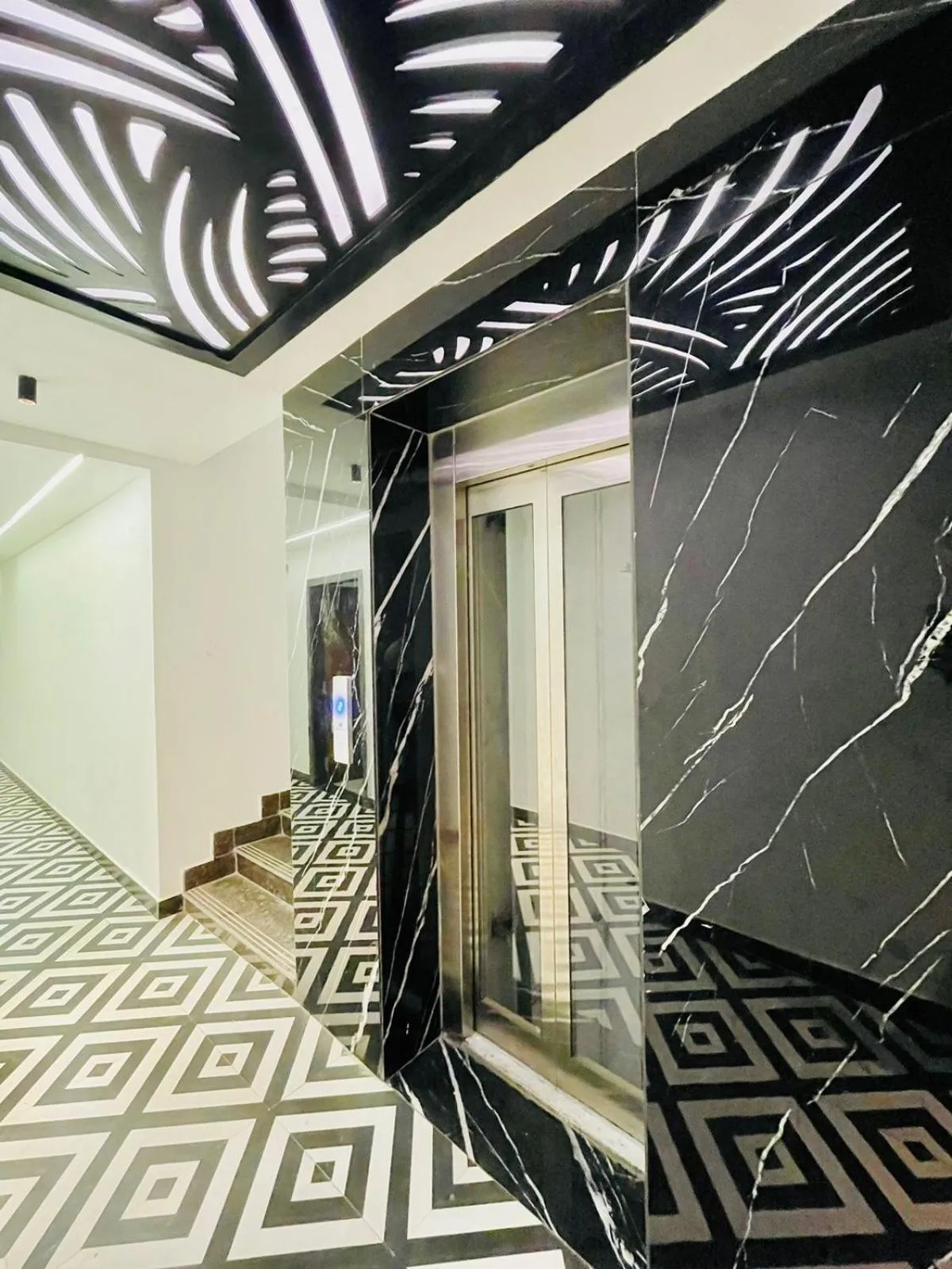 elevator in Hotel Lake View Airport zone