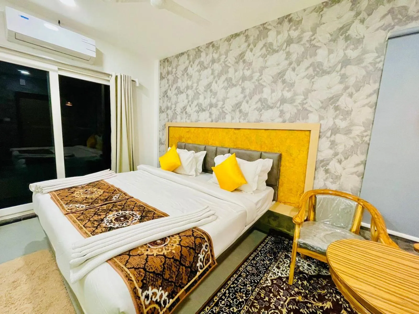 Bed in Hotel Lake View Airport zone