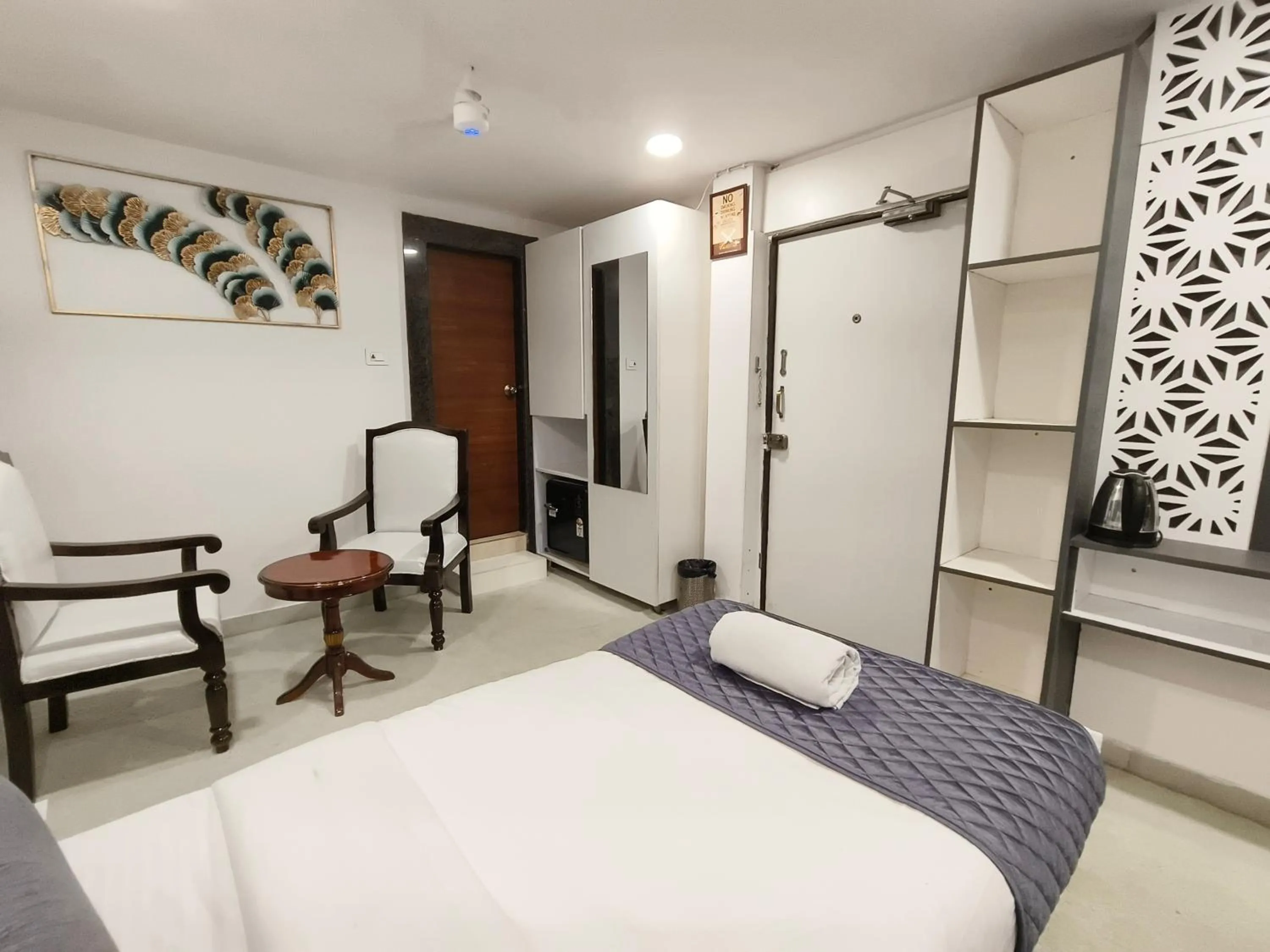 Bedroom, Bed in Hotel Lake View Airport zone