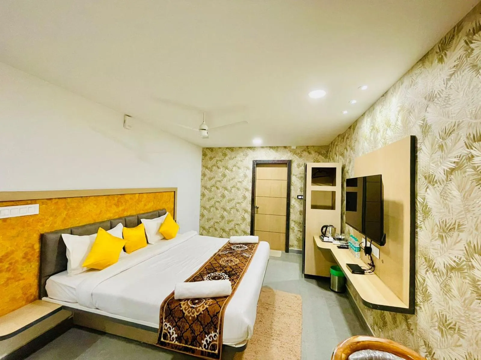 Bed in Hotel Lake View Airport zone