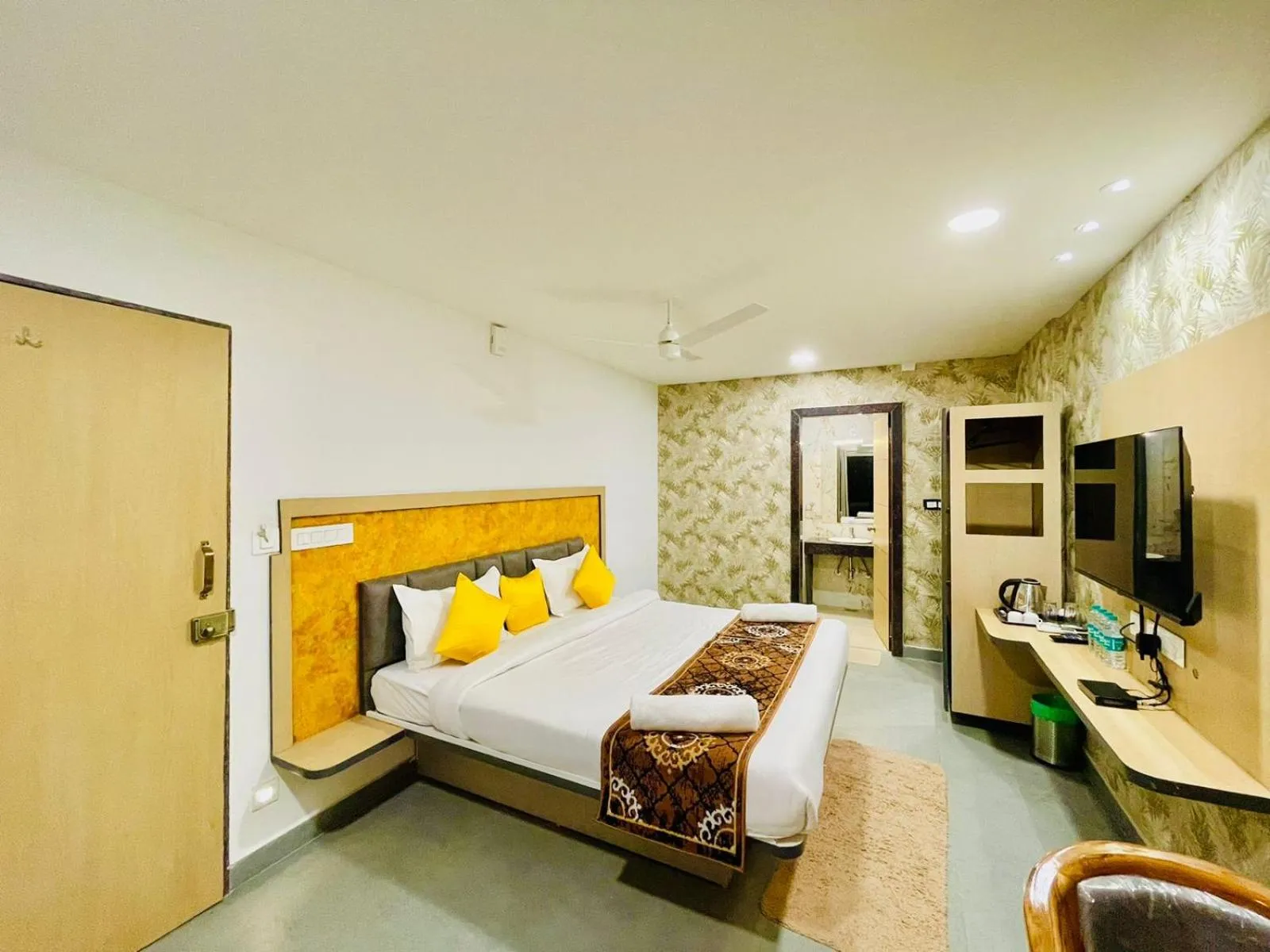 Property building, Bed in Hotel Lake View Airport zone