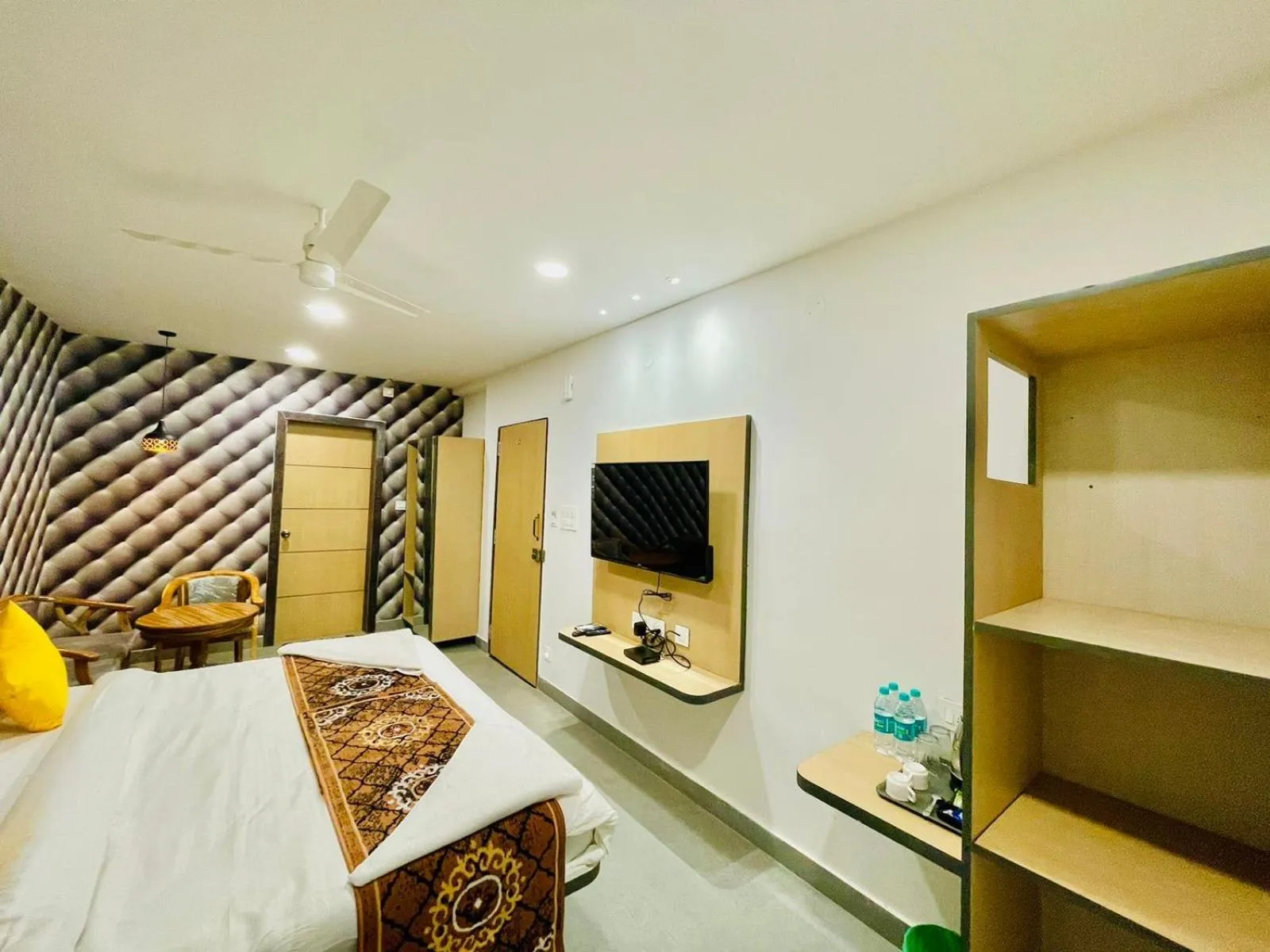 Bed in Hotel Lake View Airport zone