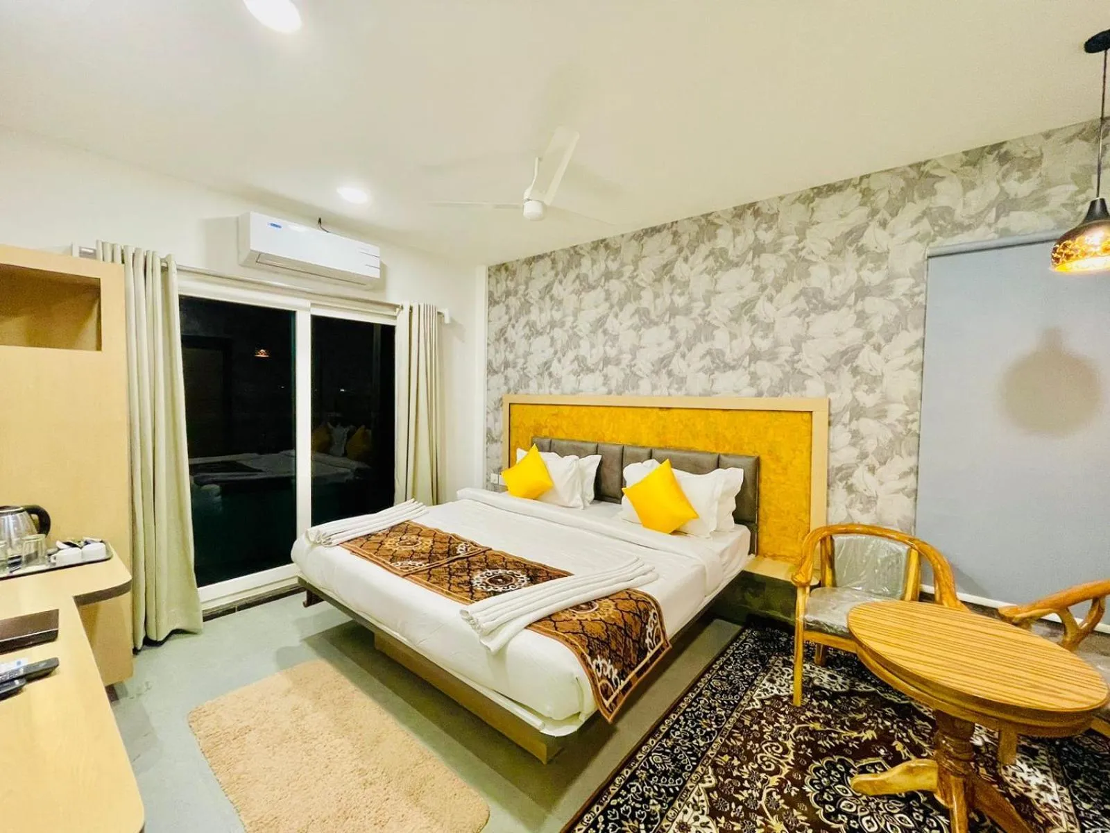 Bed in Hotel Lake View Airport zone