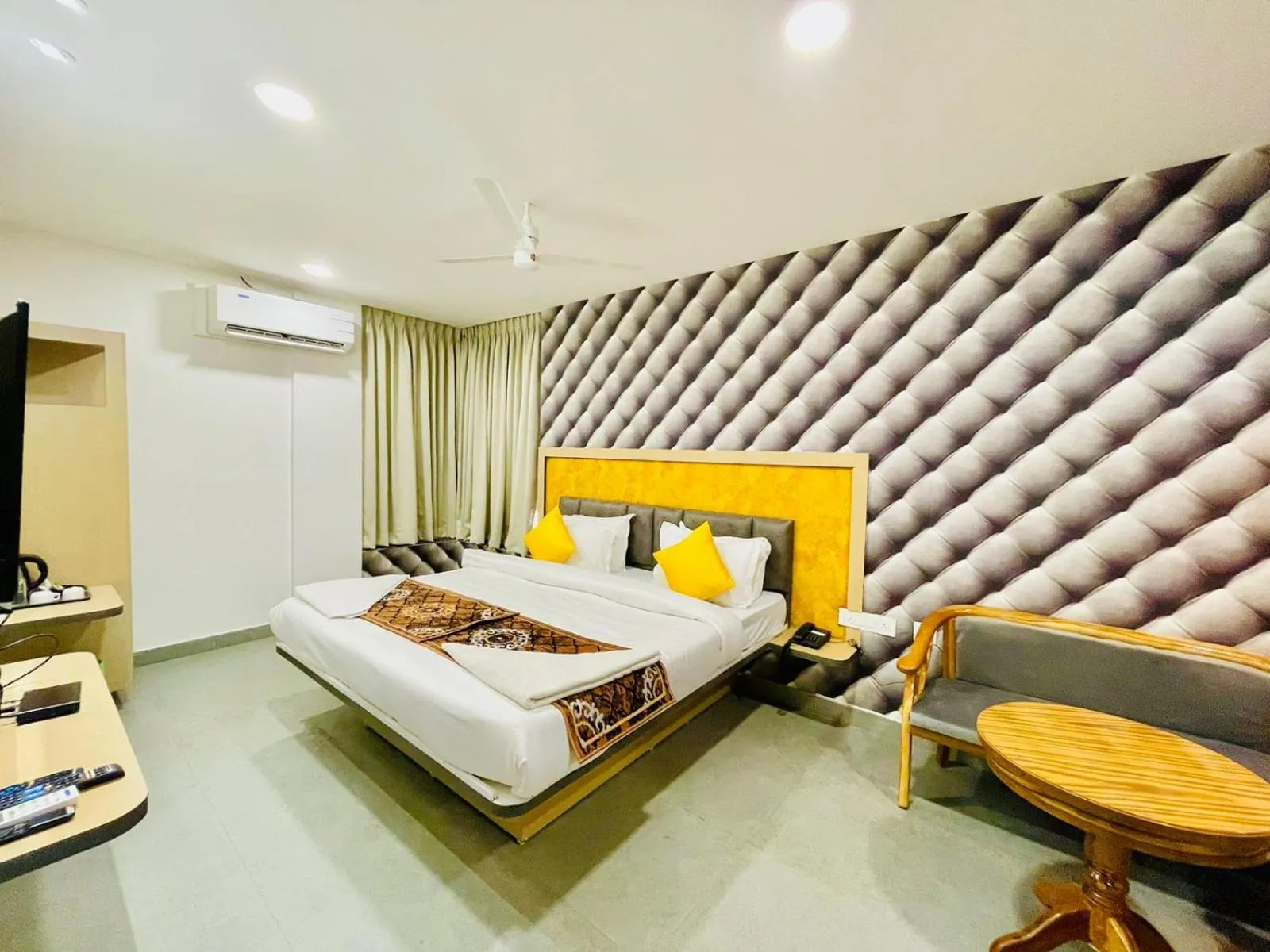 Bed in Hotel Lake View Airport zone
