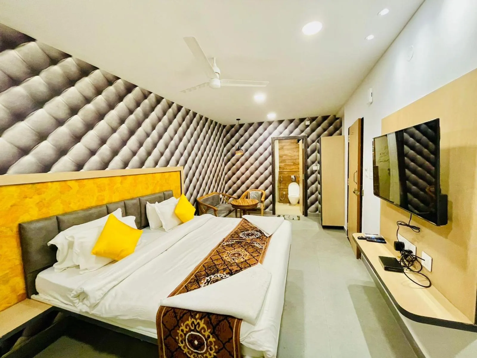 Communal lounge/ TV room, Bed in Hotel Lake View Airport zone