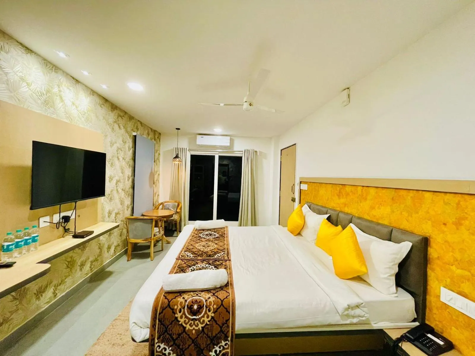 Bed in Hotel Lake View Airport zone