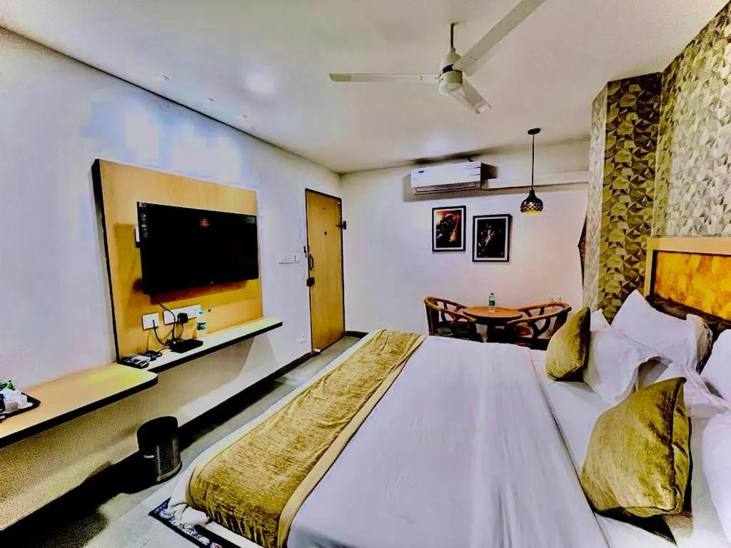 Photo of the whole room, Bed in Hotel Lake View Airport zone