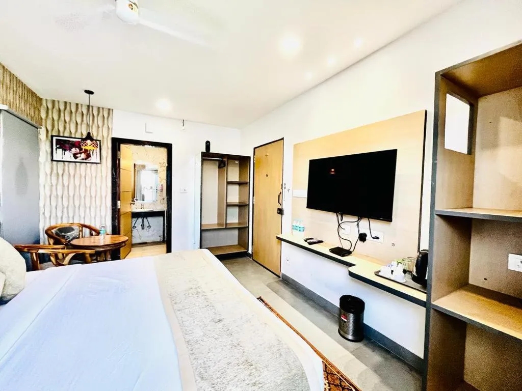 Property building, Bed in Hotel Lake View Airport zone