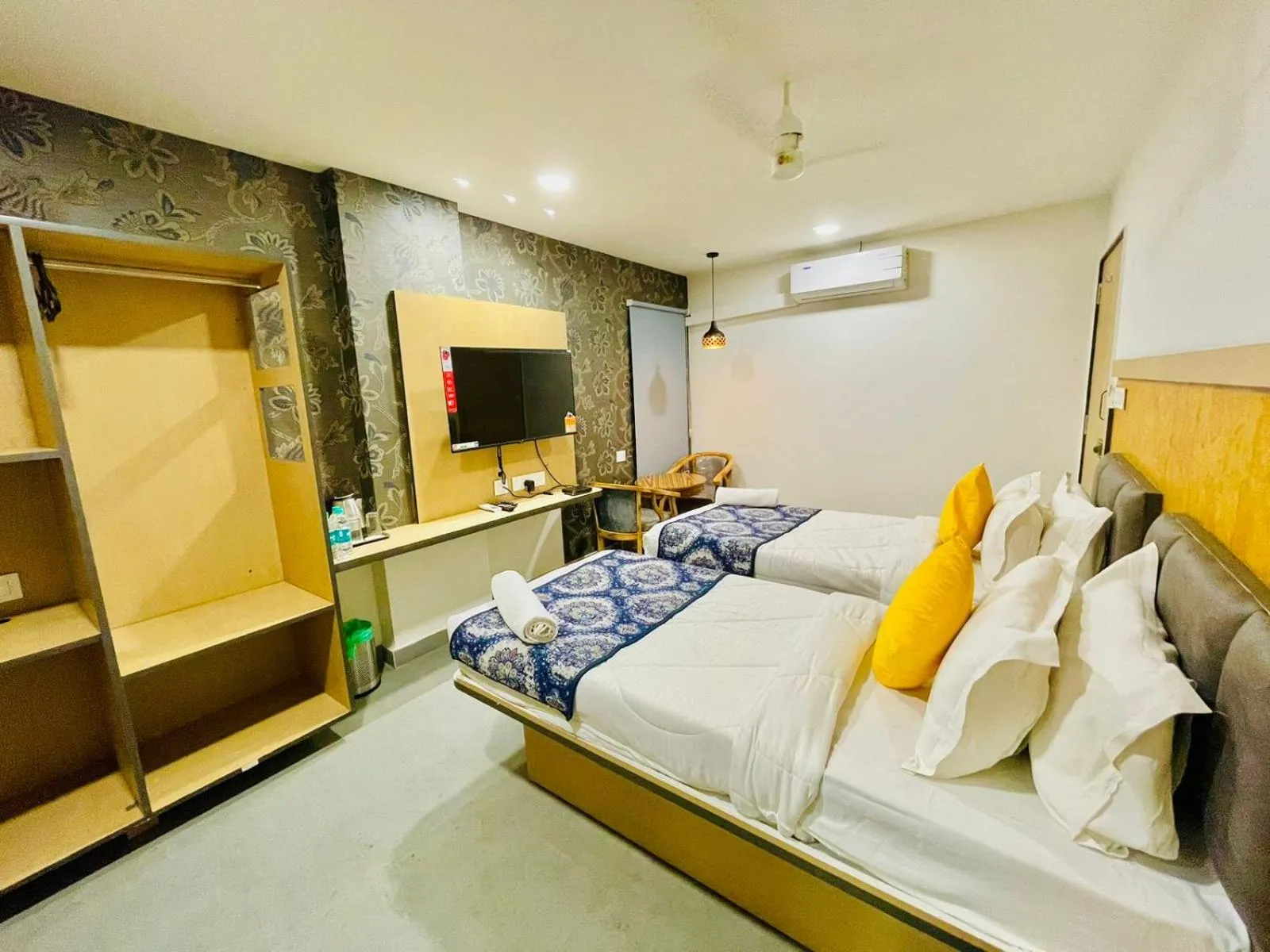 Bed in Hotel Lake View Airport zone