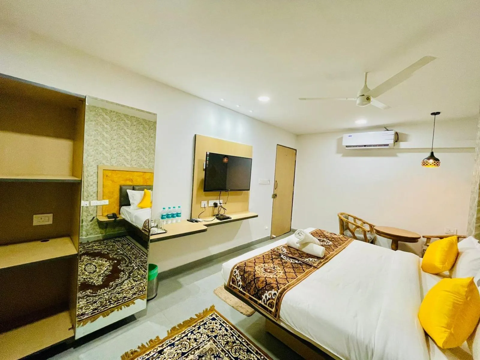 Bed in Hotel Lake View Airport zone