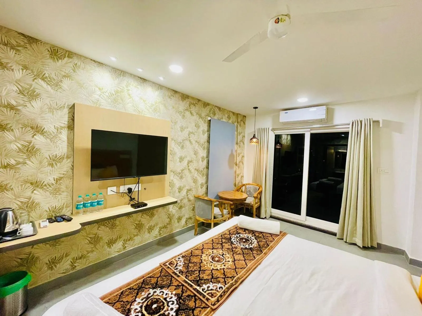 Bed in Hotel Lake View Airport zone