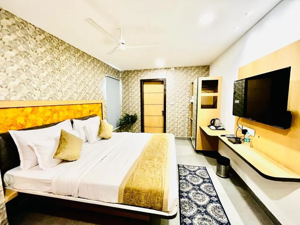 Communal lounge/ TV room, Bed in Hotel Lake View Airport zone