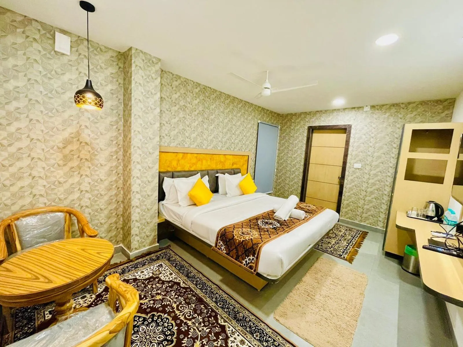 Bed in Hotel Lake View Airport zone