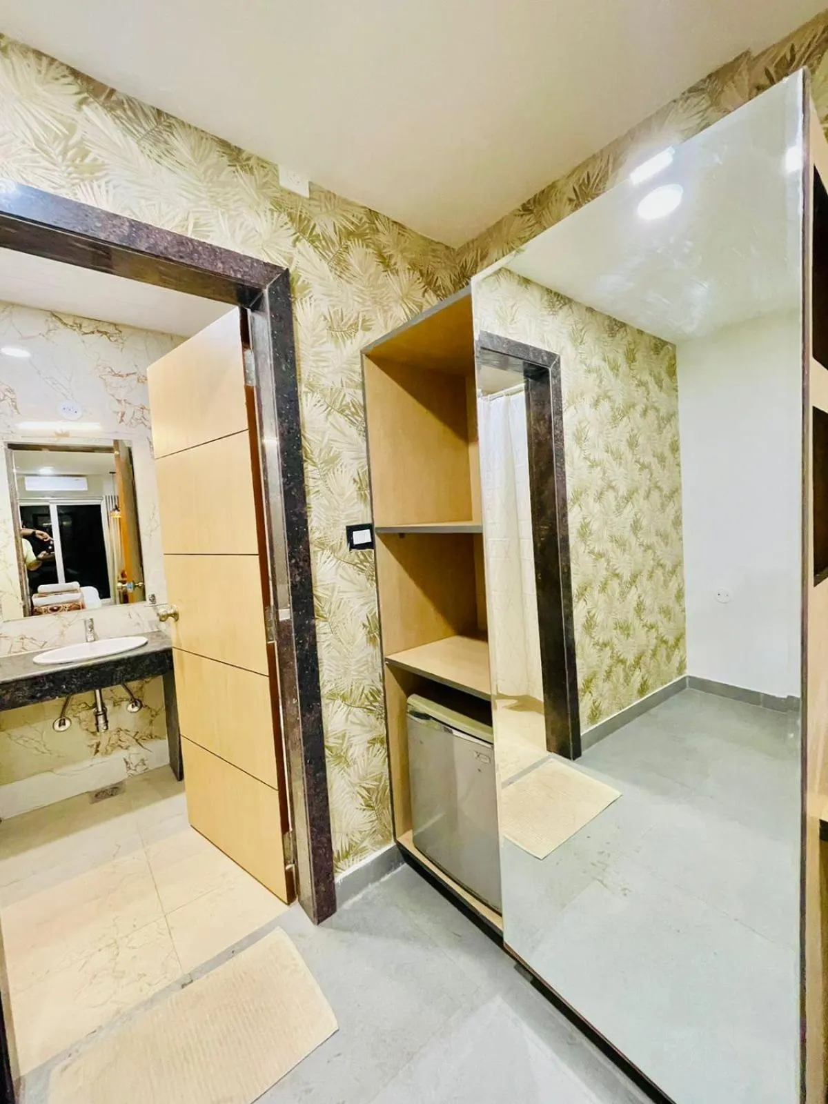 wardrobe in Hotel Lake View Airport zone