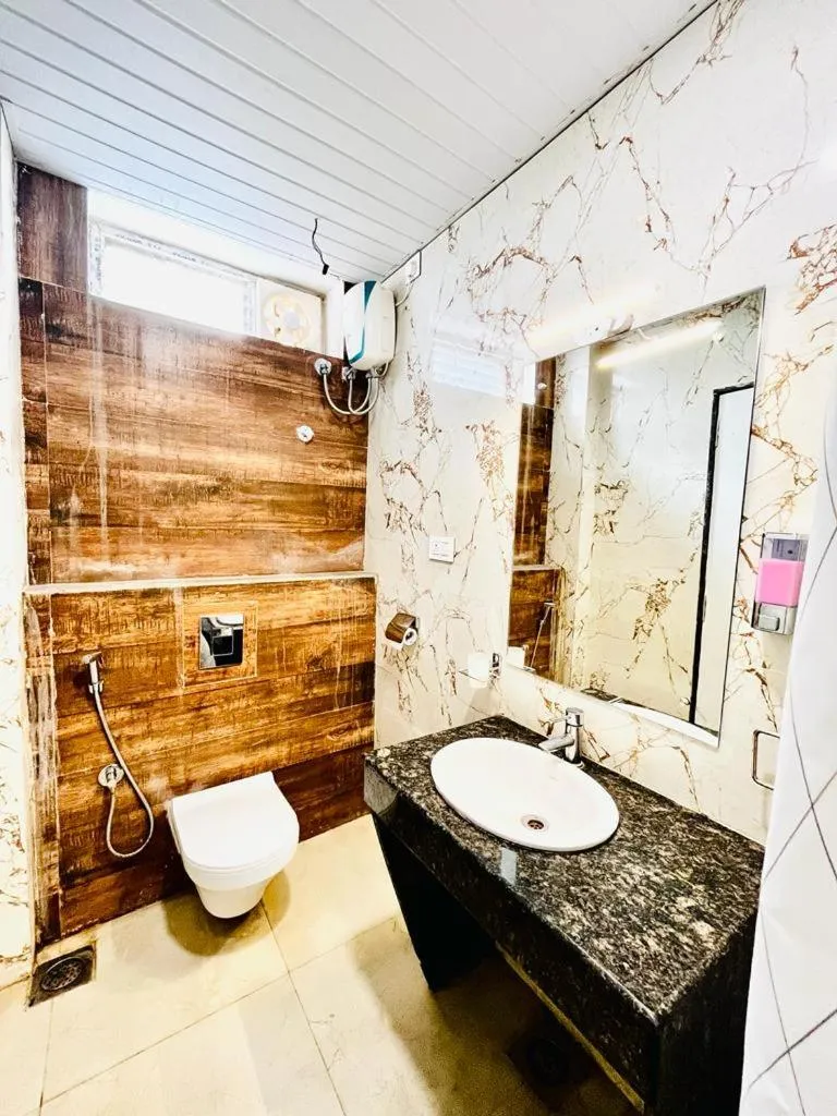 Shower in Hotel Lake View Airport zone