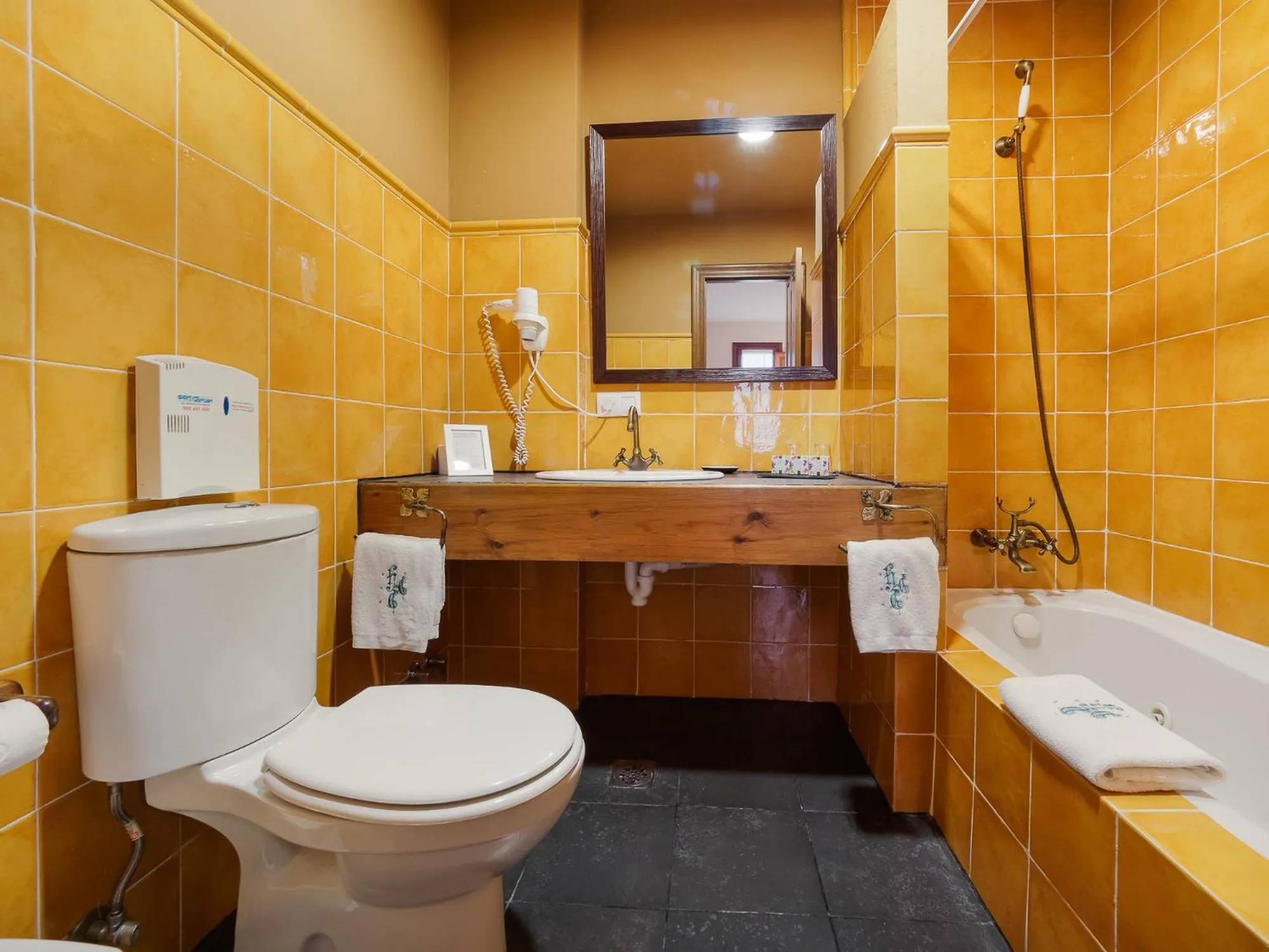 Hot Tub in Hotel Rural Casona de Cefontes