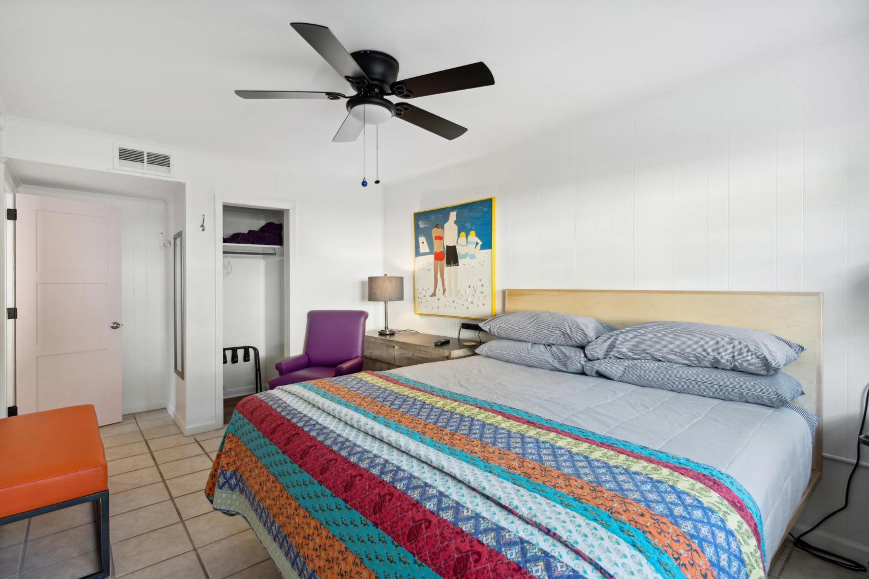 Bed in Folly Vacation Great Location, Vintage and Fun 120 Unit A