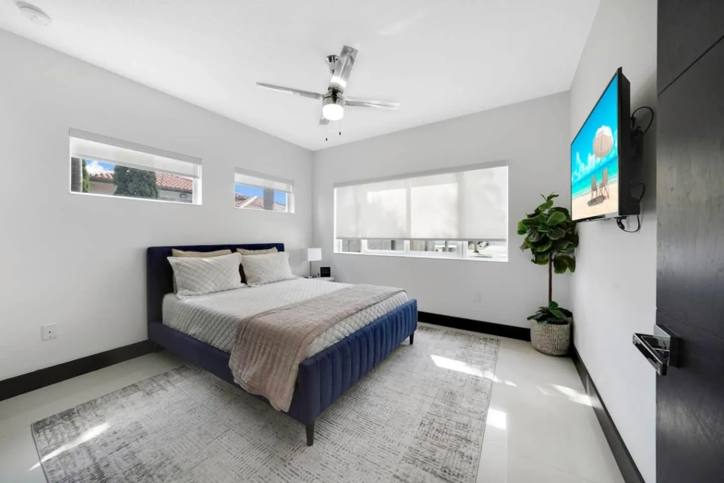 Bed in Luxury home w pool by PMI