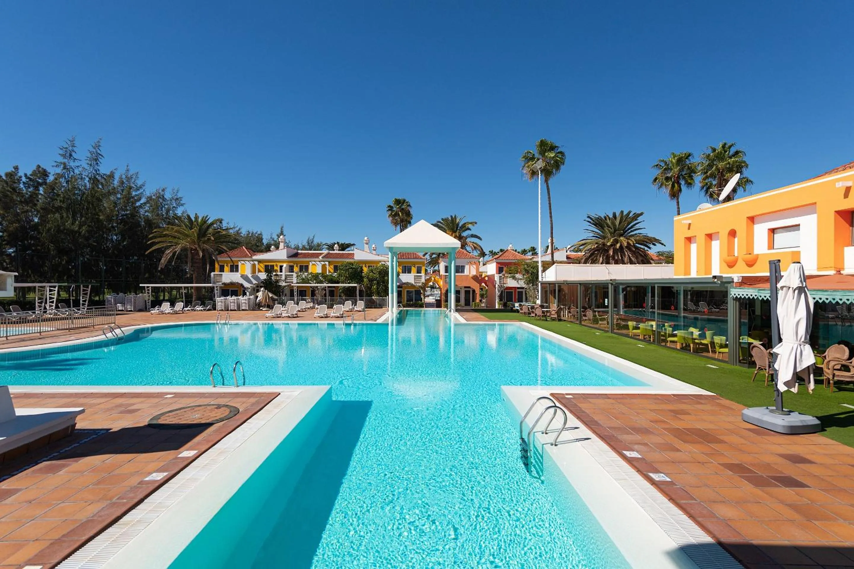 Swimming pool in Bungalows Cordial Green Golf
