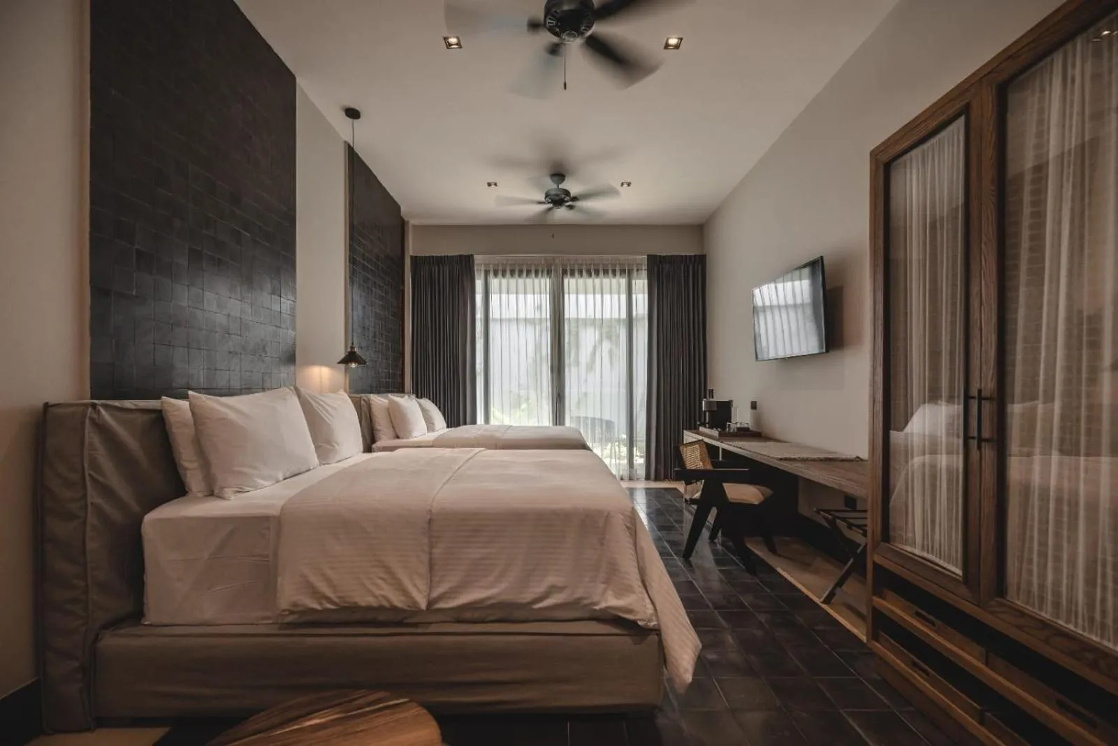 View (from property/room), Bed in Hotel Sutuk