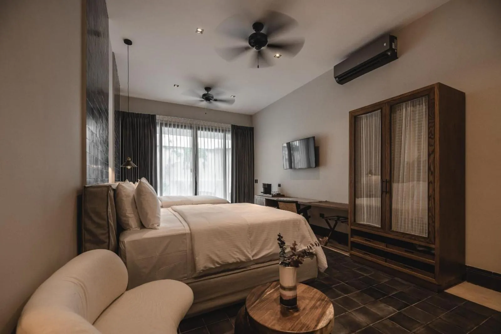 View (from property/room), Bed in Hotel Sutuk