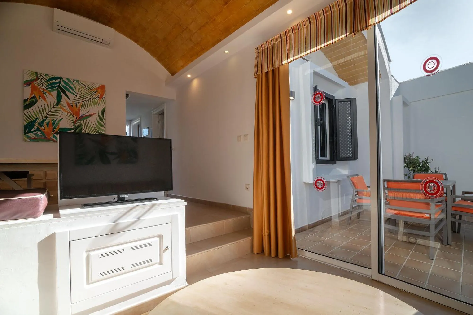 TV and multimedia in Bungalows Cordial Biarritz