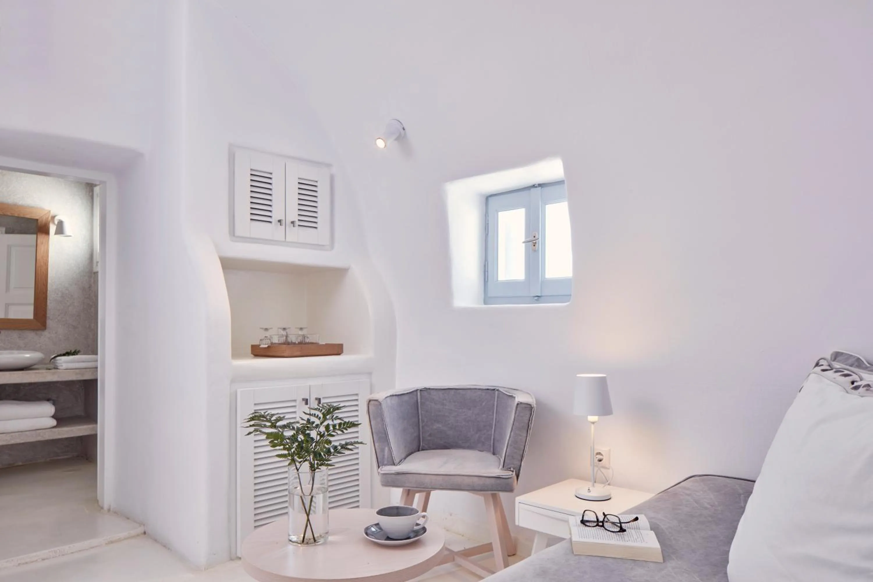 Living room, Bed in Cliff Side Suites