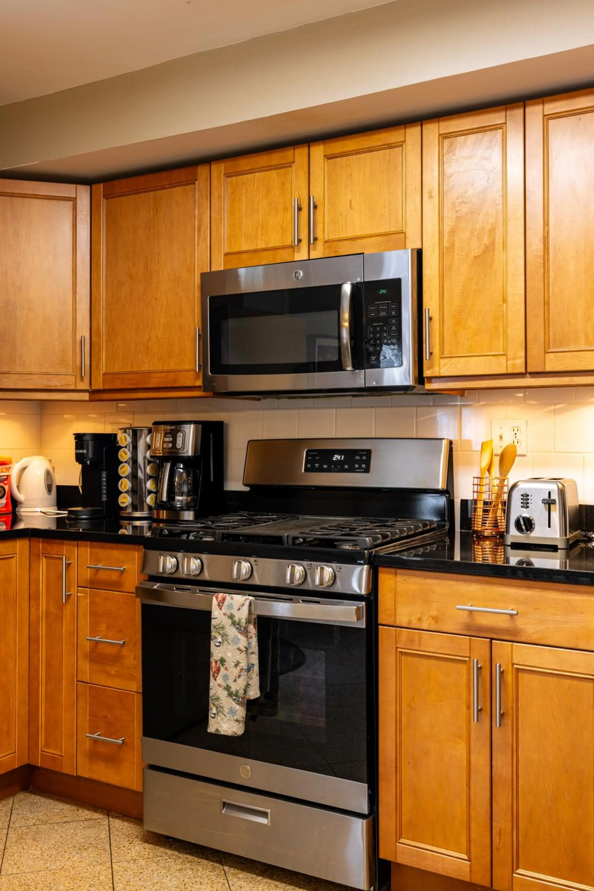 Spacious Row Home next Transit near Downtown w Parking