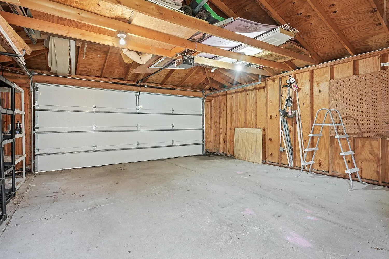 Spacious Row Home next Transit near Downtown w Parking