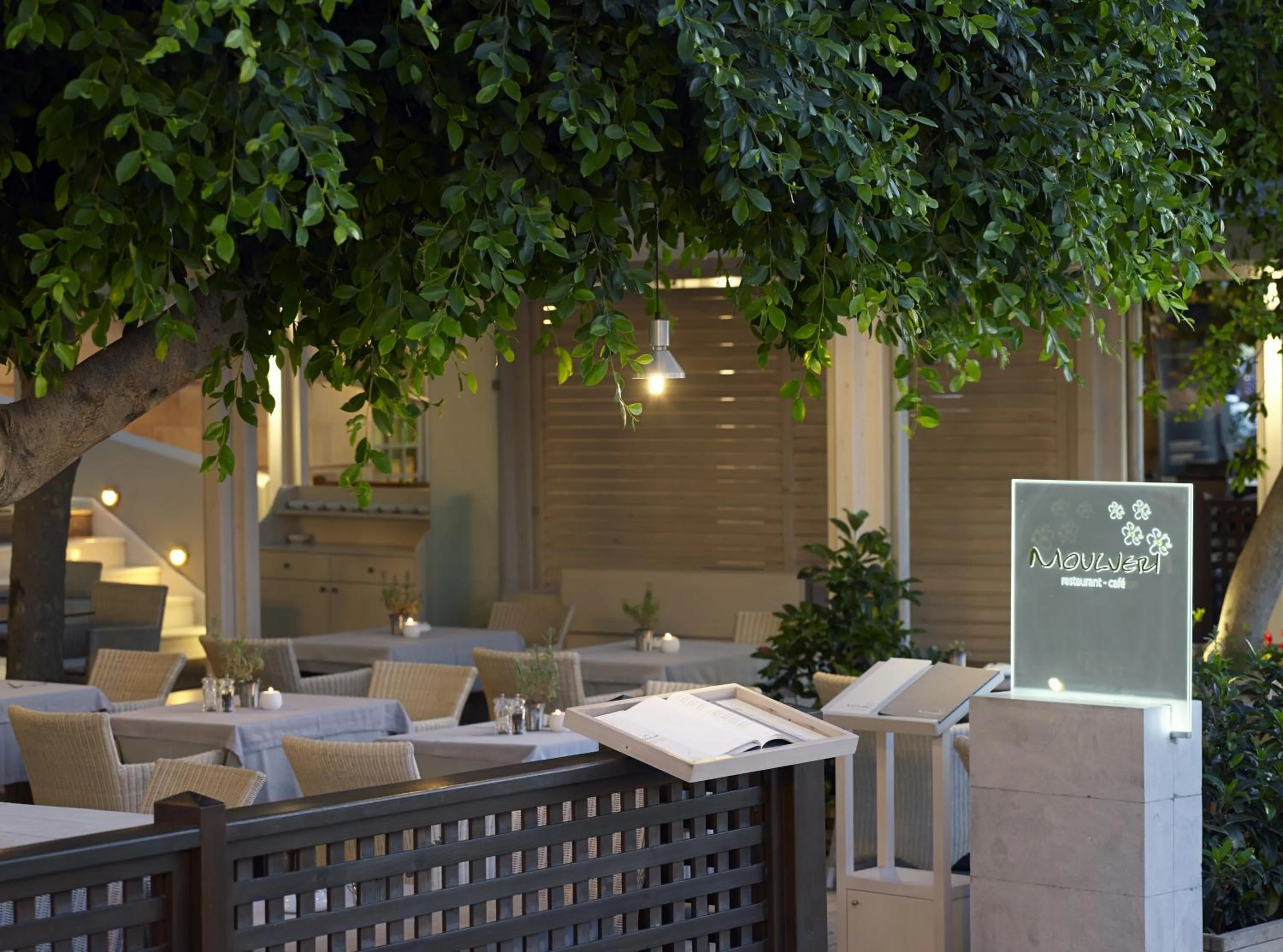 Restaurant/places to eat in Kyma Suites Beach Hotel