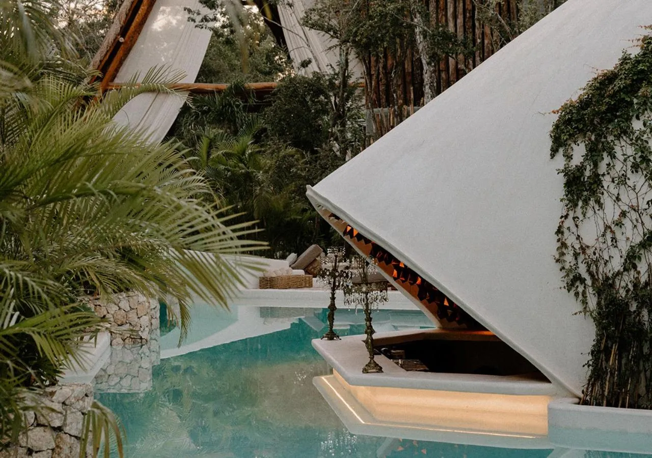 Swimming pool in Hotel Milam