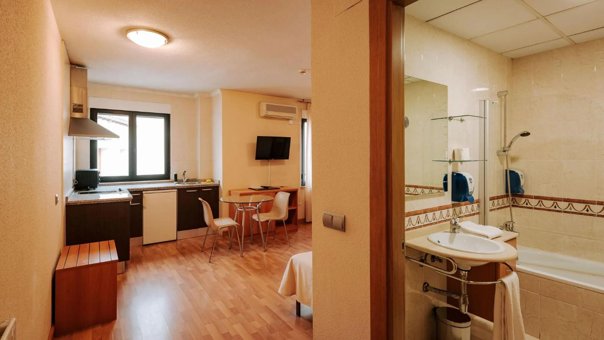 Photo of the whole room in JCH Congreso Apartamentos