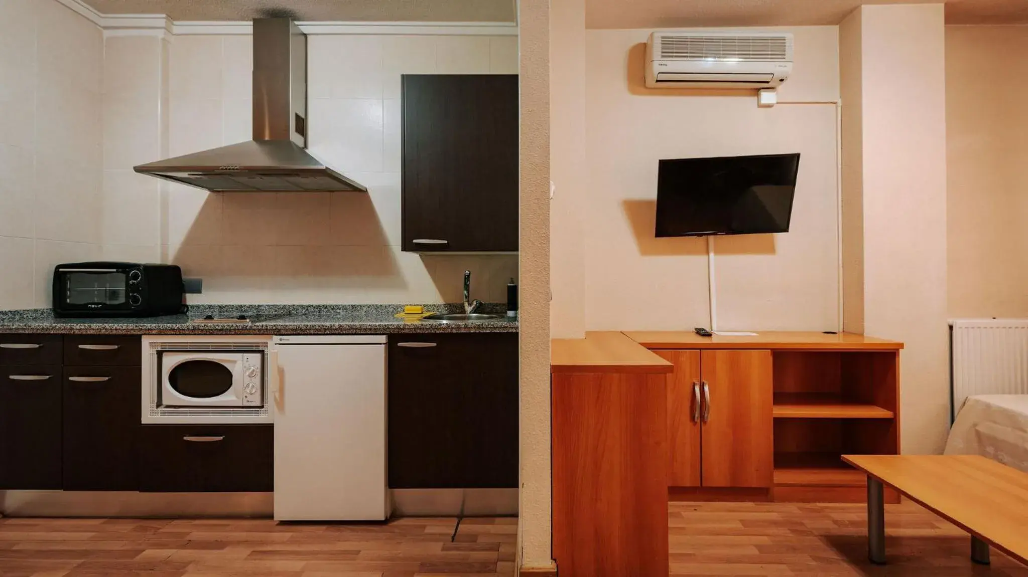 TV and multimedia in JCH Congreso Apartamentos TV and multimedia in JCH Congreso Apartamentos