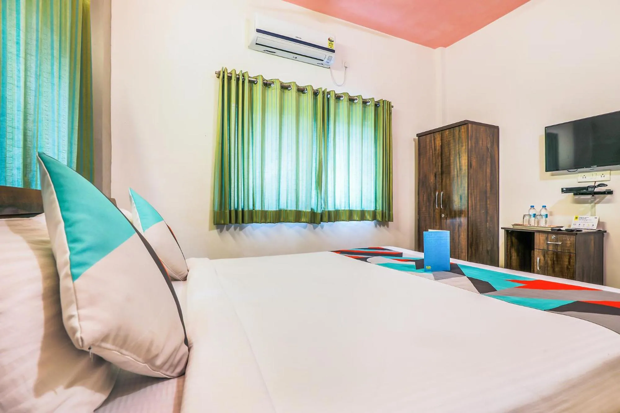 Communal lounge/ TV room, Bed in FabExpress Diamond Residency - Airport road