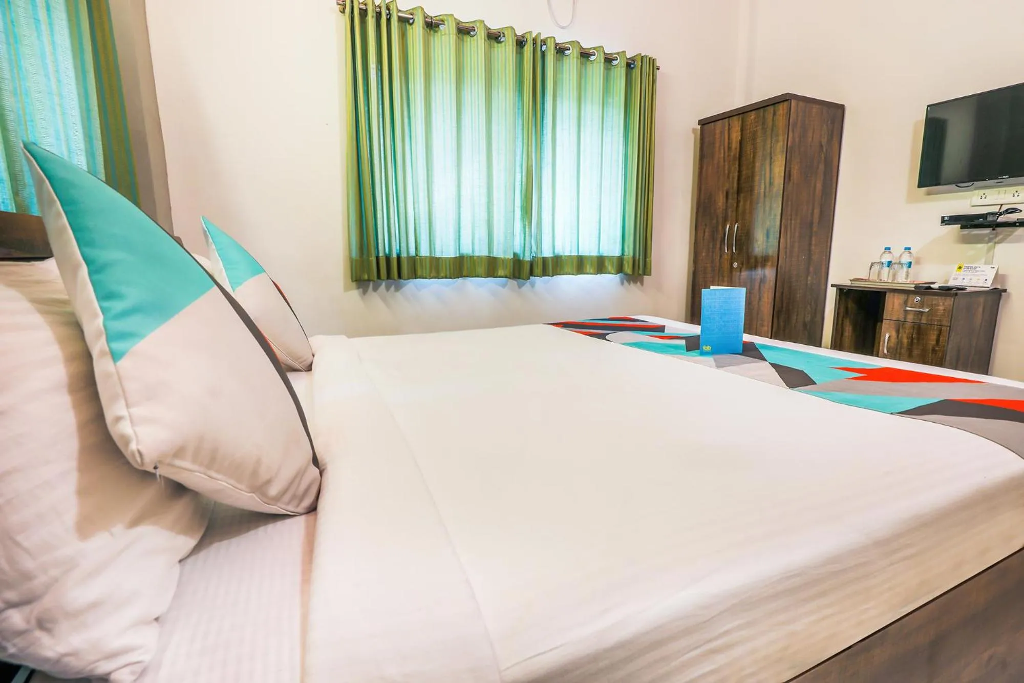 Communal lounge/ TV room, Bed in FabExpress Diamond Residency - Airport road