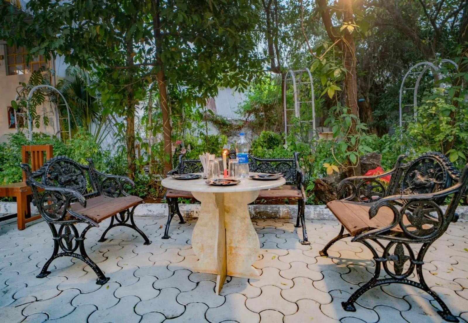 Restaurant/places to eat in Hotel Ambavgarh Palace