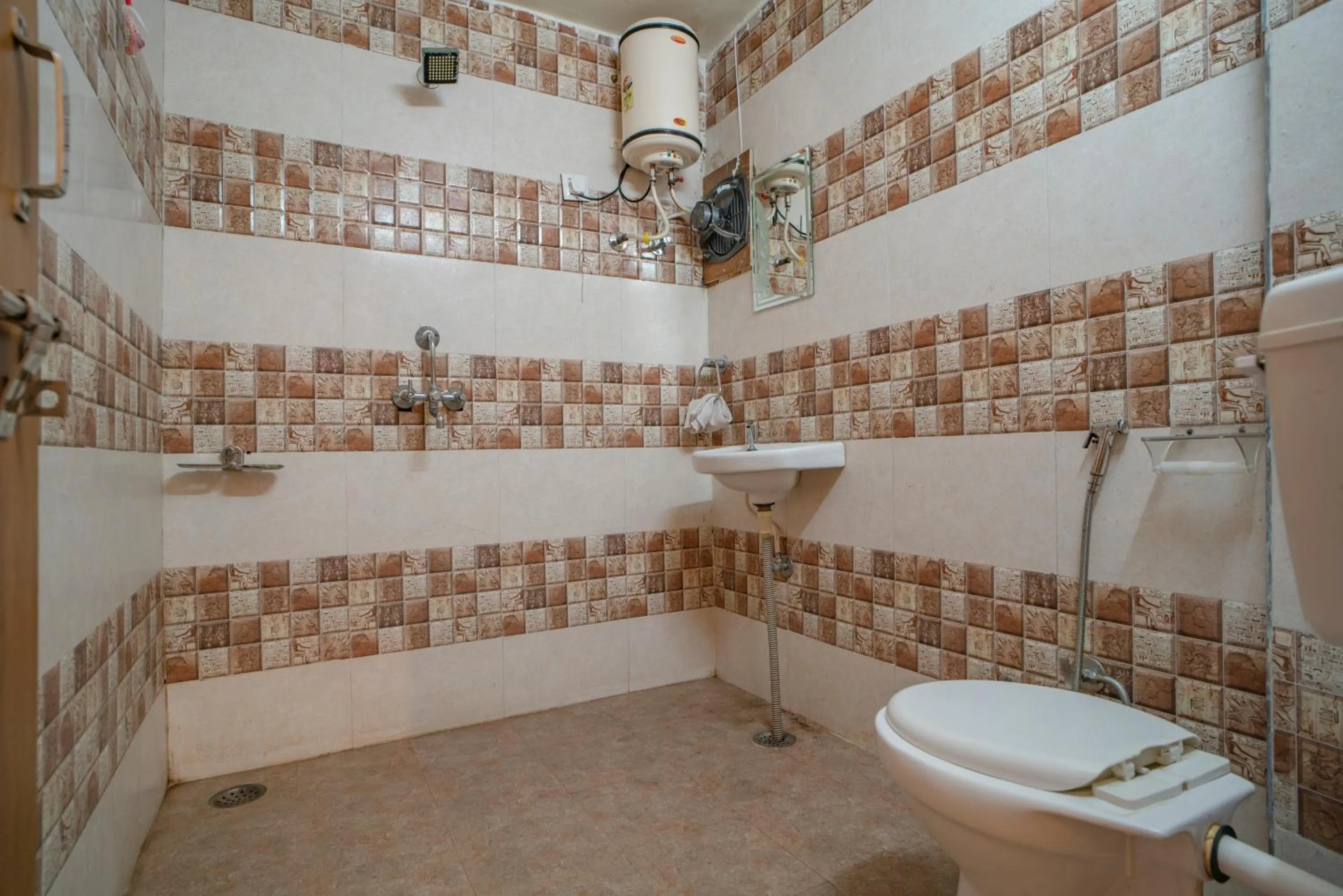 Shower in Hotel Ambavgarh Palace